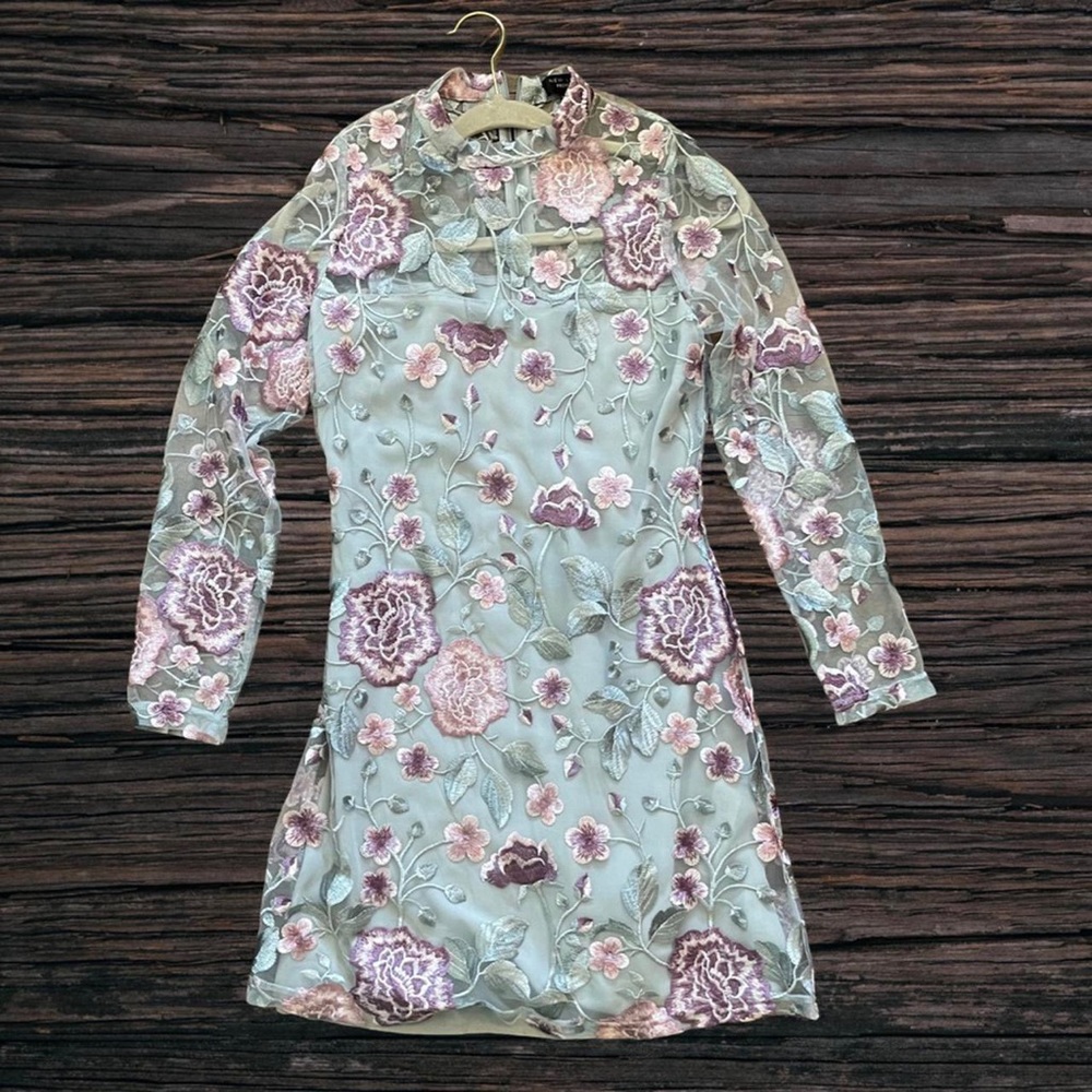 Fancy grey floral dress -very flattering✨